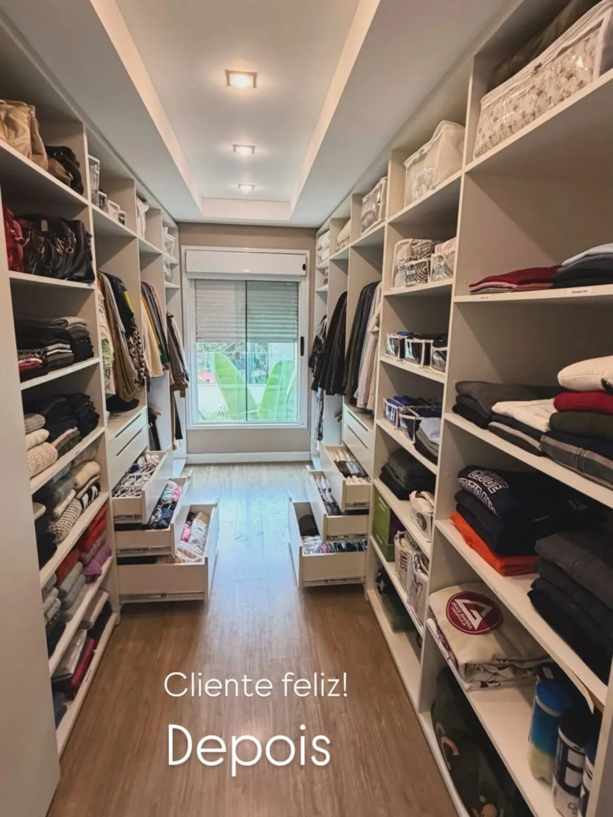 O mesmo closet com roupas dobradas por categoria, gavetas abertas com divisores e caixas transparentes